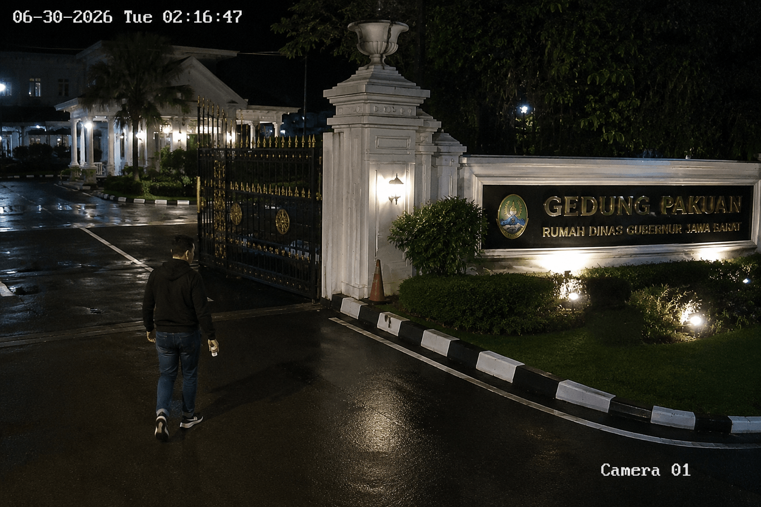 CCTV Rekam Taufik Hidayat Datangi Dedi Mulyadi Sebelum Ditangkap Polisi