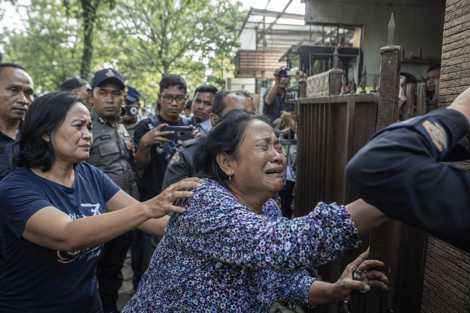 Pengosongan Rumah di Lenteng Agung Berlangsung Tegang, Warga Menangis Saat Eksekusi