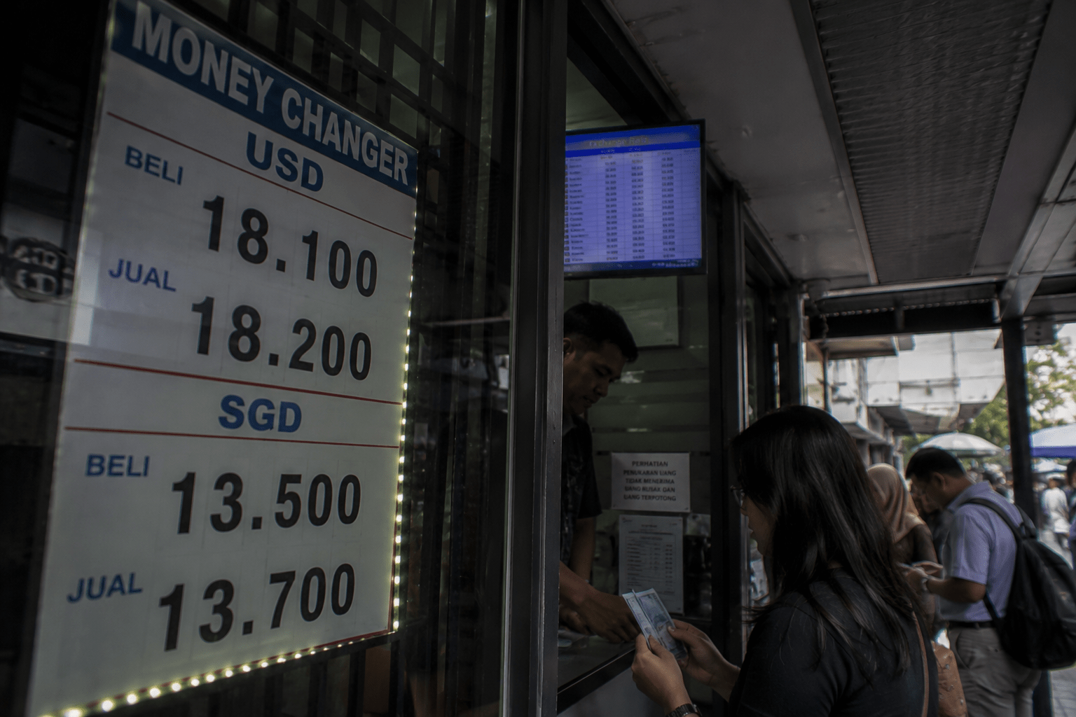 Dolar AS Sentuh Rp18.200, Rupiah Hadapi Tekanan Terberat Sepanjang Tahun
