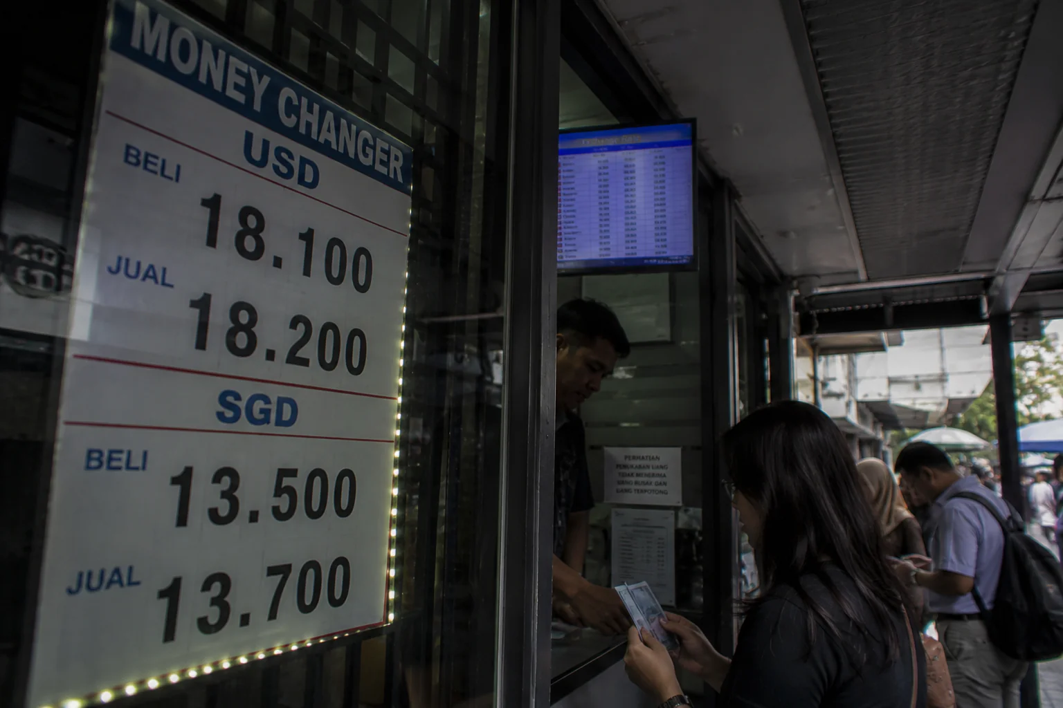 Dolar AS Sentuh Rp18.200, Rupiah Hadapi Tekanan Terberat Sepanjang Tahun