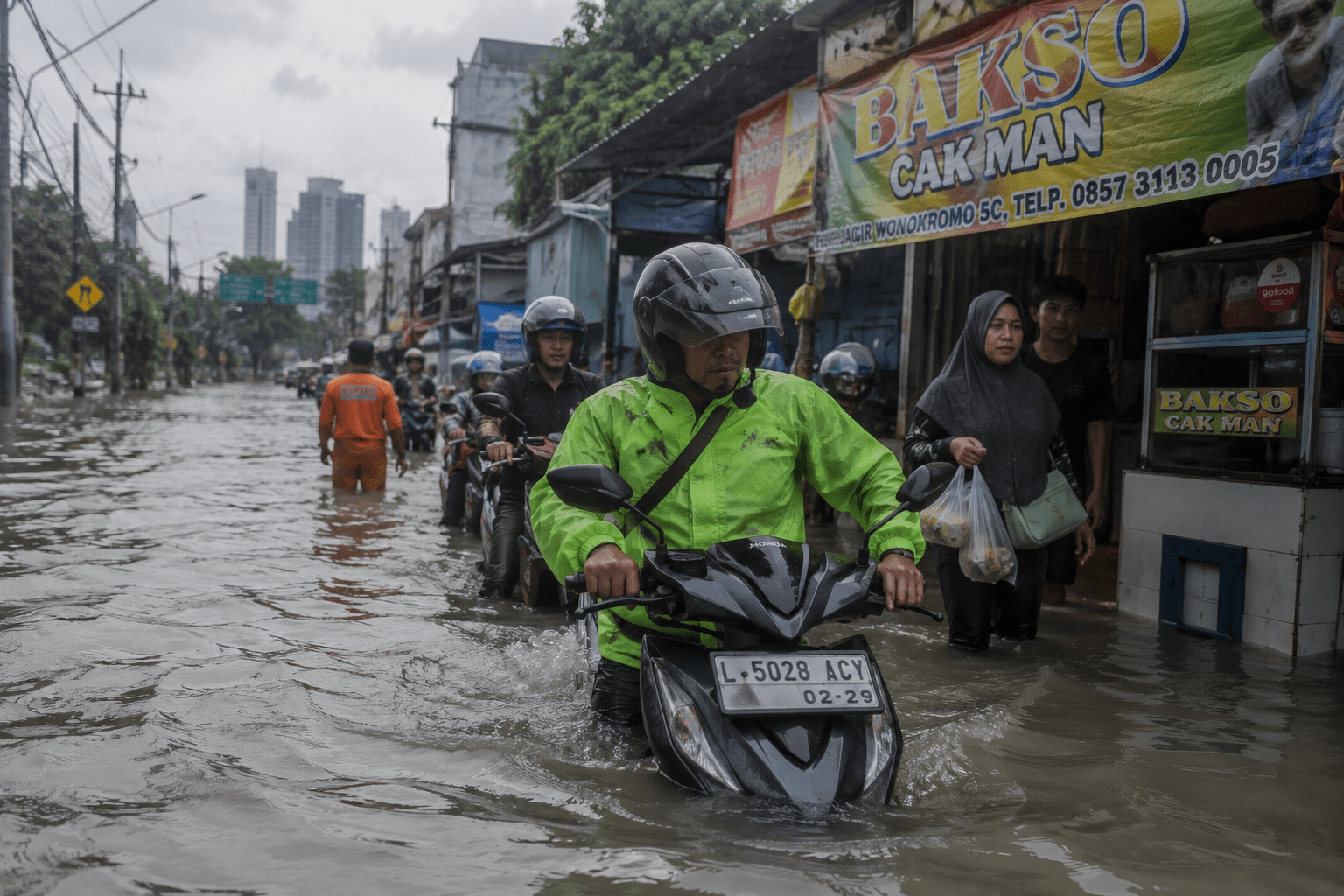 Hujan Deras Kembali Rendam Surabaya, 16 Titik Masih Dikepung Banjir
