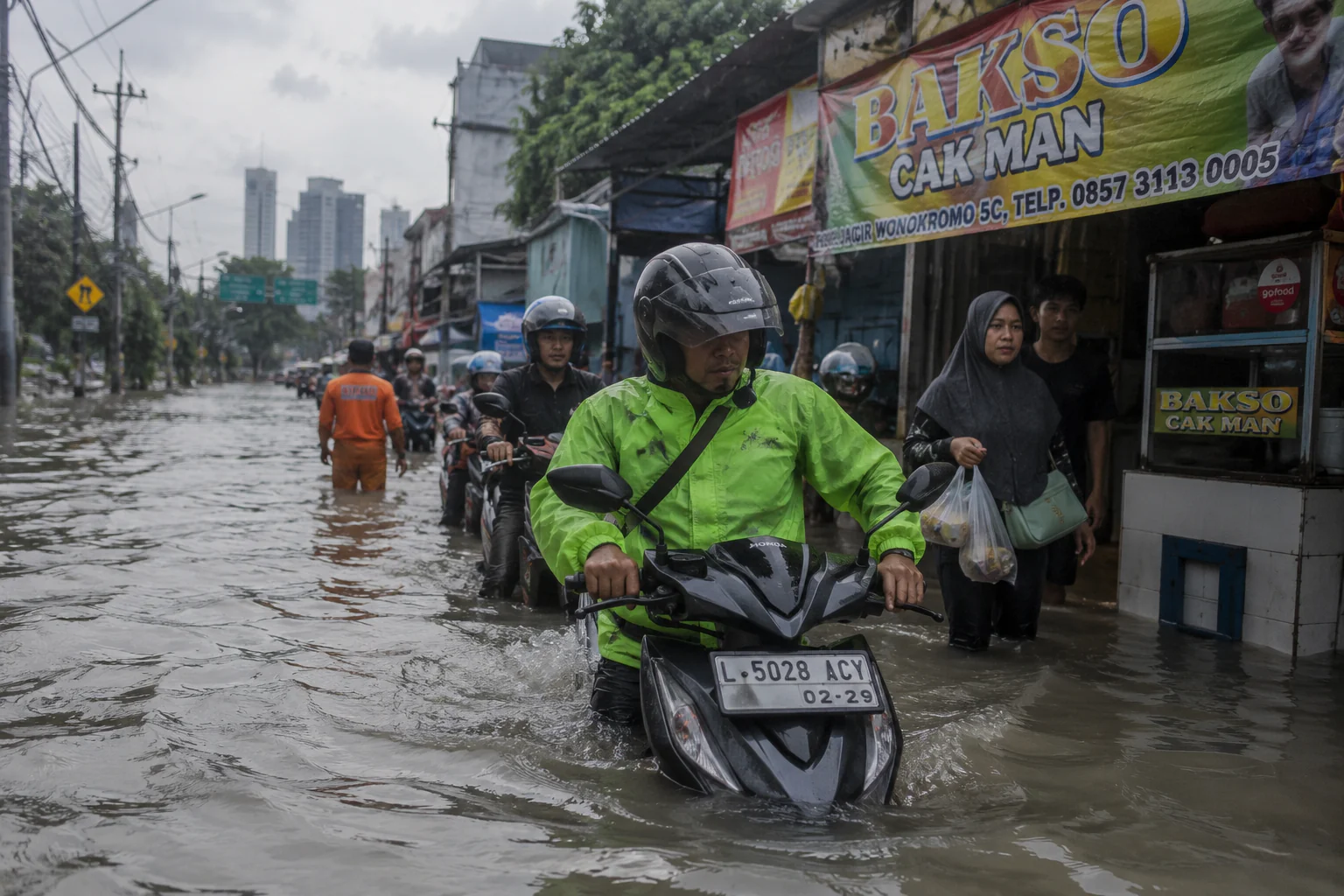 Hujan Deras Kembali Rendam Surabaya, 16 Titik Masih Dikepung Banjir