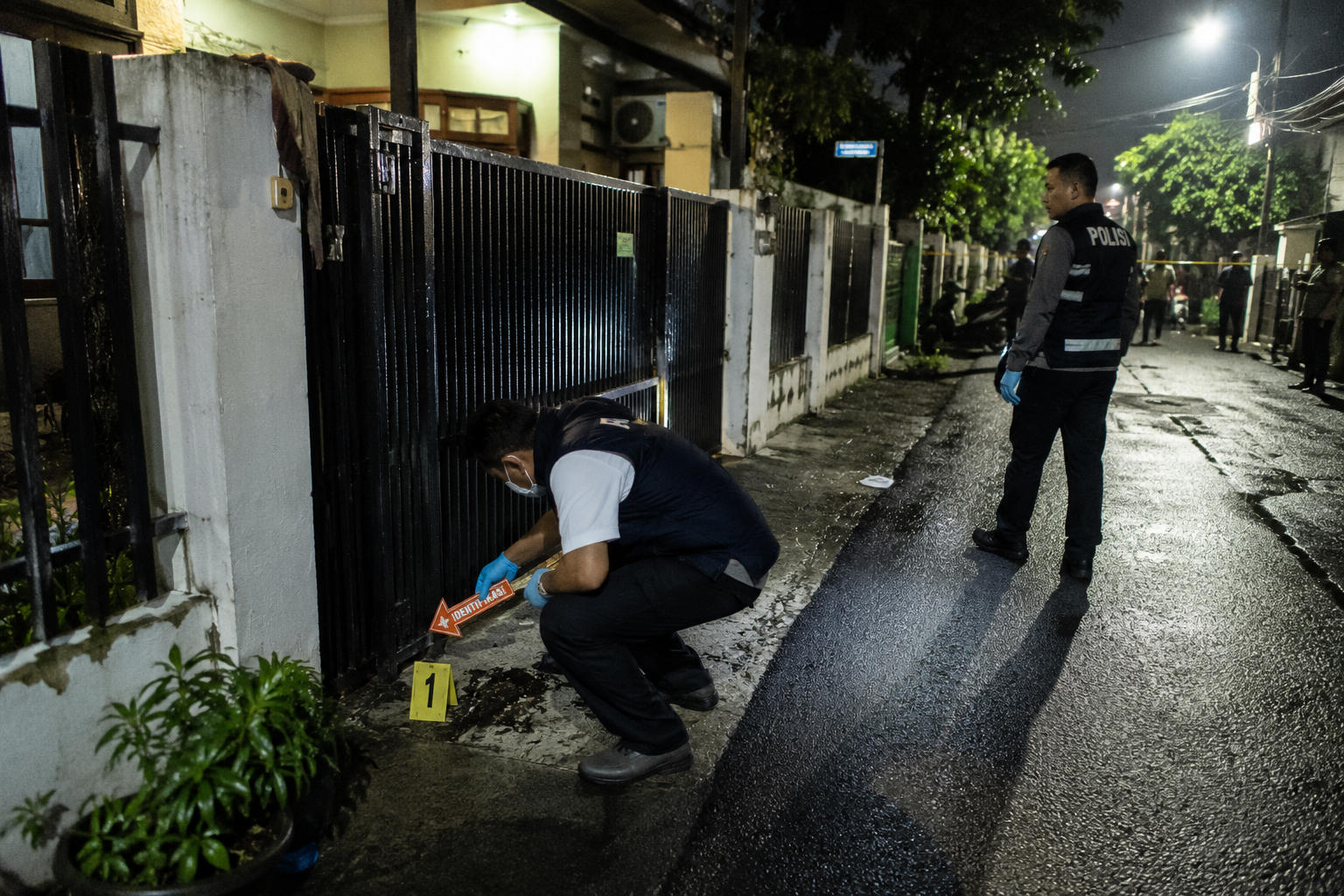 Polisi Selidiki Teror Bom Molotov ke Rumah Advokat di Ciracas, Dua Pelaku Diburu