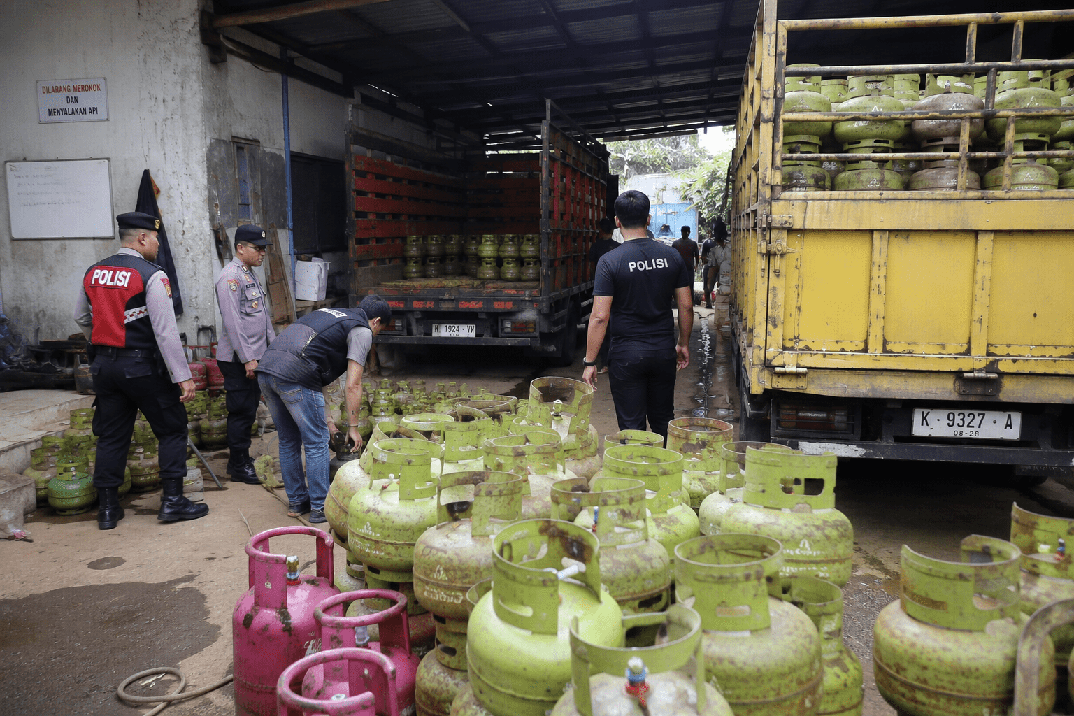 Polisi Gerebek Pengoplosan Elpiji di Blora, 984 Tabung Disita