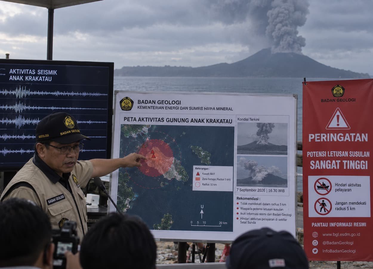 Waspada! Peluang Anak Krakatau Erupsi Masih Ada